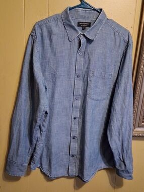 Banana Republic Men's Light Blue Chambray Button-Down Shirt